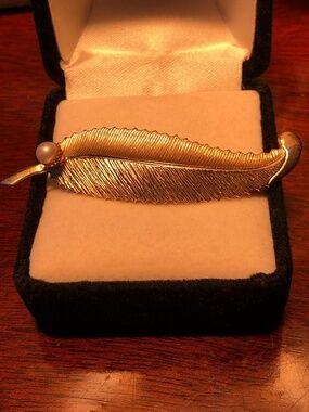 Vintage pearl gold leaf brooch